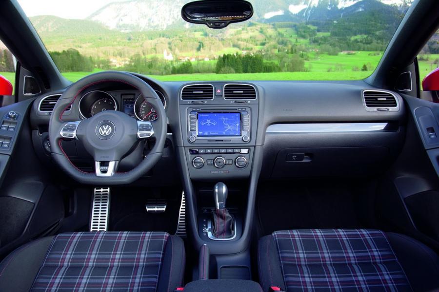  Volkswagen Golf GTi Cabrio 2012 года  (фото 45 из 61)